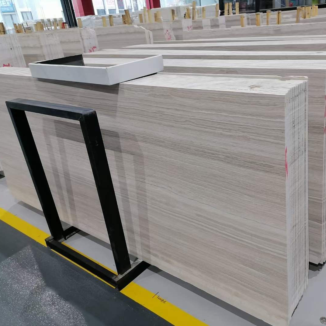 Laje de Mármore Branco Serpeggiante com Veios de Madeira