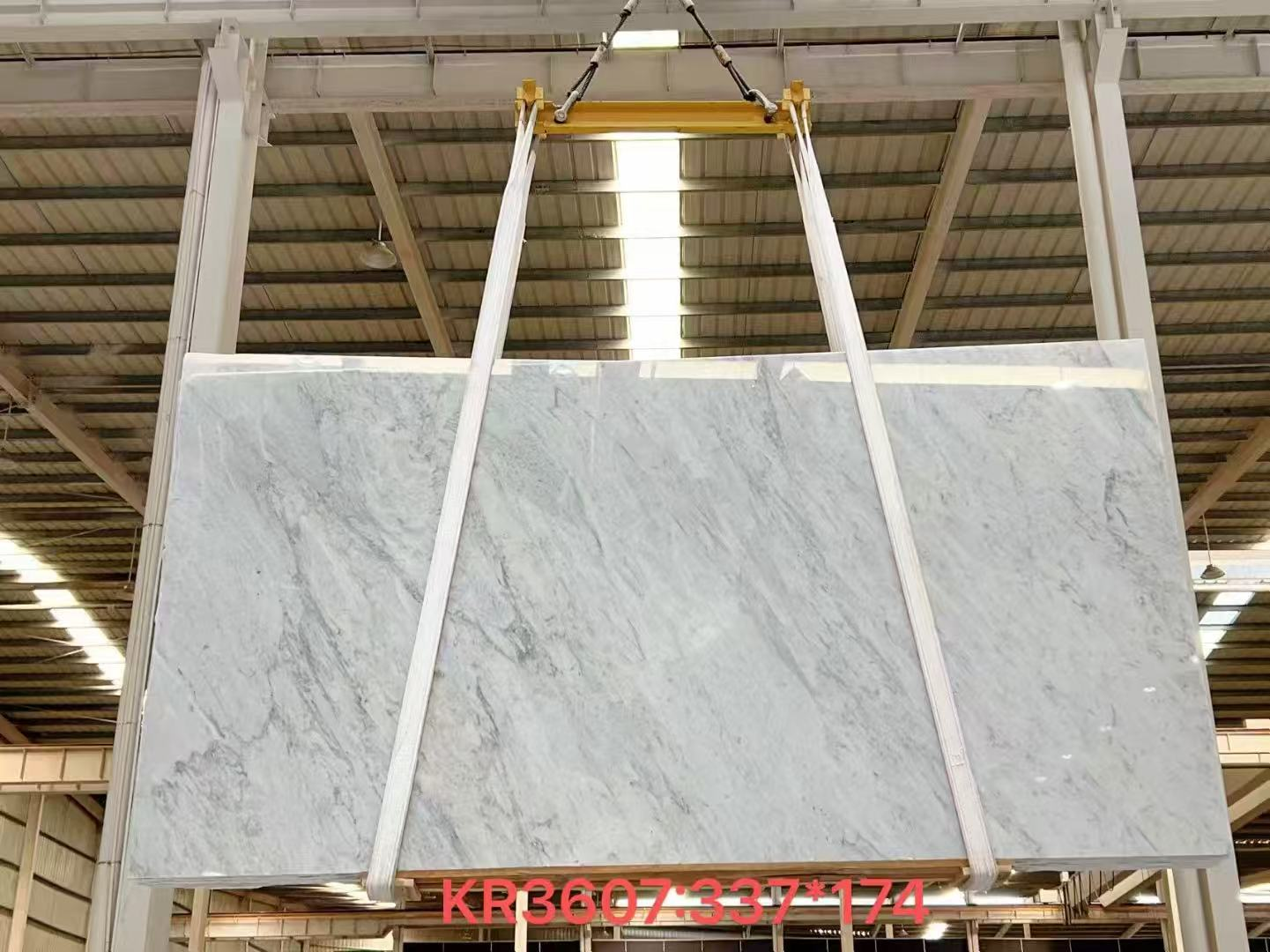 Cum să distingem placa albă italiană autentică din Carrara de piatra imitată?