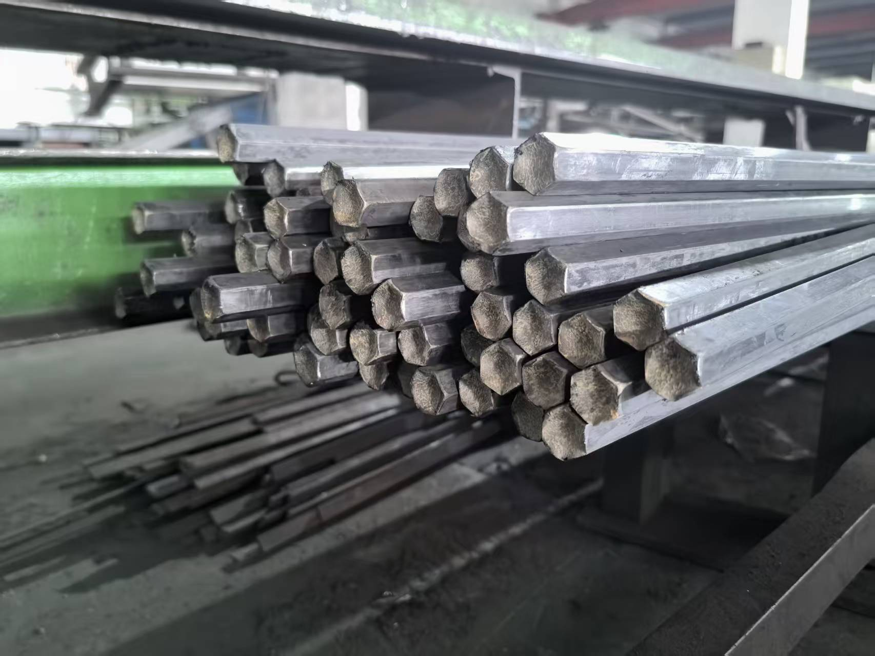 Welche typischen Anwendungen haben Sechskant-Stahlstäbe in mechanischen Baugruppen?