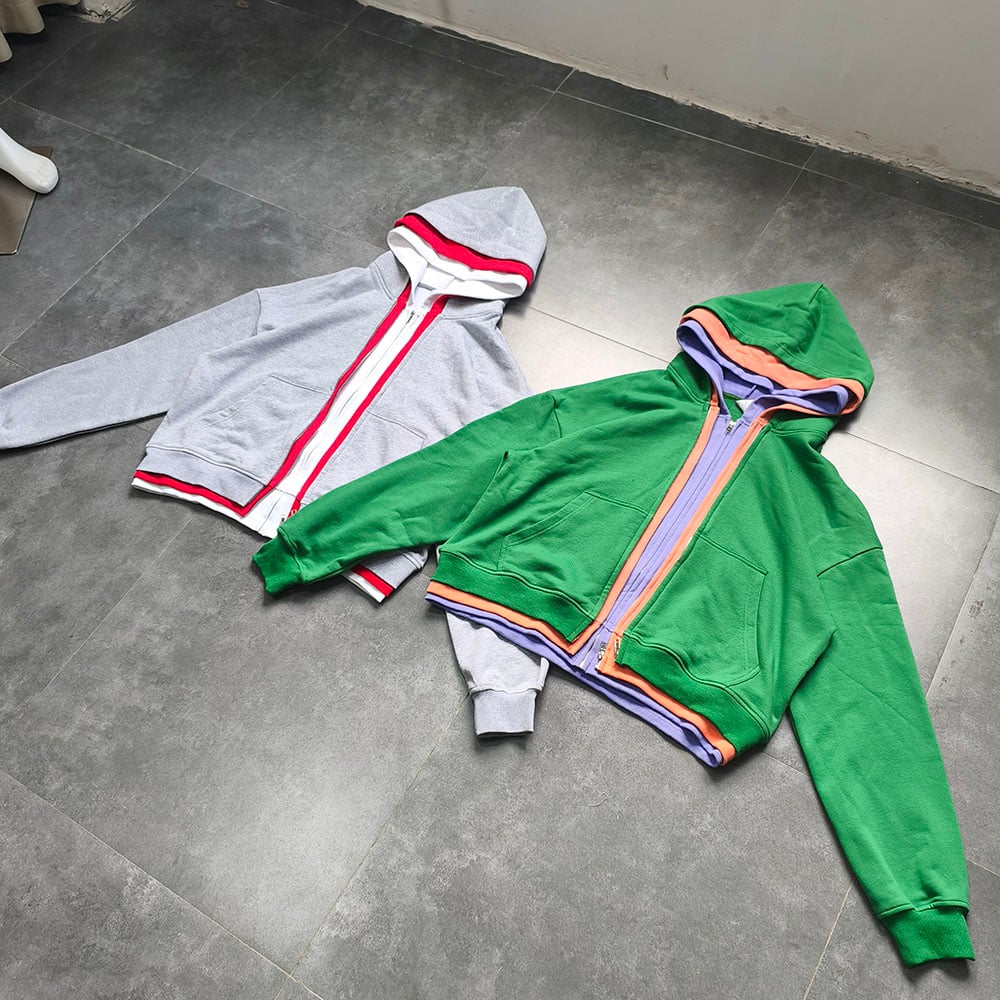 東莞のメーカーが製造するカスタム衣料品。フランステリー素材、100％コットン、3層構造、ジッパー付きショート丈フード付きジャケット（メンズ用）