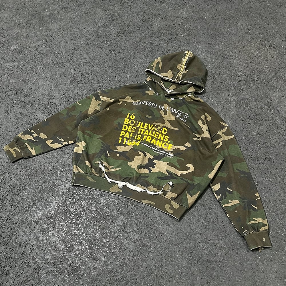 Produttori di capi personalizzati per abbigliamento streetwear: hoodie corta in cotone French Terry con stampa mimetica (camo), strappata e con effetto usura, per uomo