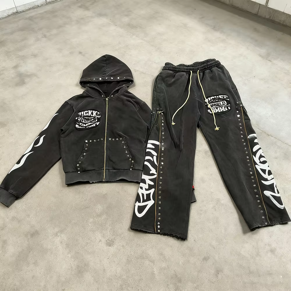 アパレルメーカー製カスタムストリートウェアパッチウォッシュドディストレスドリベットジッパーフーディーアンドスウェットパンツセットスウェットスーツトレックスーツ