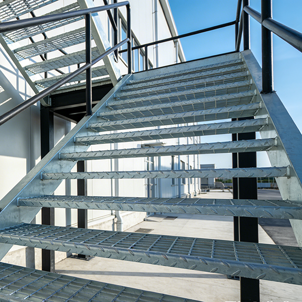 Escadas em grade de aço industriais com antiderrapante e fácil instalação, adequadas para projetos municipais, de construção, parques e passarelas