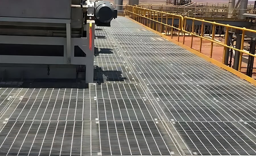 Heavy duty steel grating