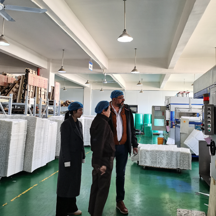Israeli Client Visit to XM XIEFA: In-Depth Discussion on PP Cutlery Sets and 8-Inch PP Plates