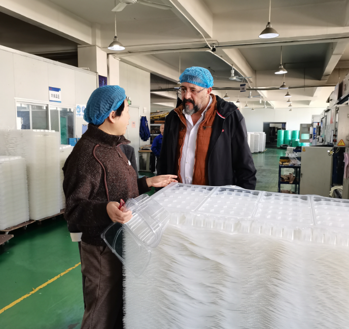 Israeli Client Visit to XM XIEFA: In-Depth Discussion on PP Cutlery Sets and 8-Inch PP Plates