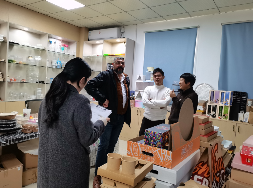 Israeli Client Visit to XM XIEFA: In-Depth Discussion on PP Cutlery Sets and 8-Inch PP Plates