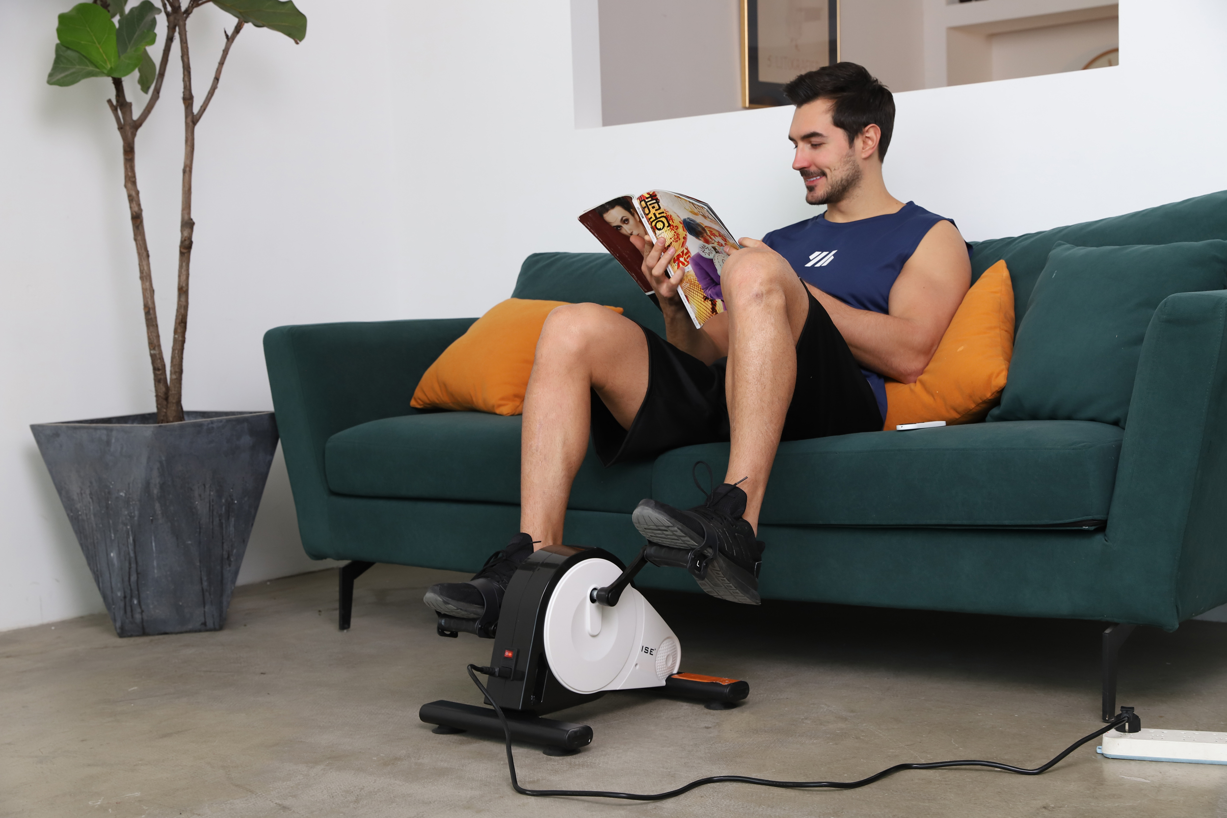 Space-Saving Foldable Design with Quick-Release Storage Lockpins
