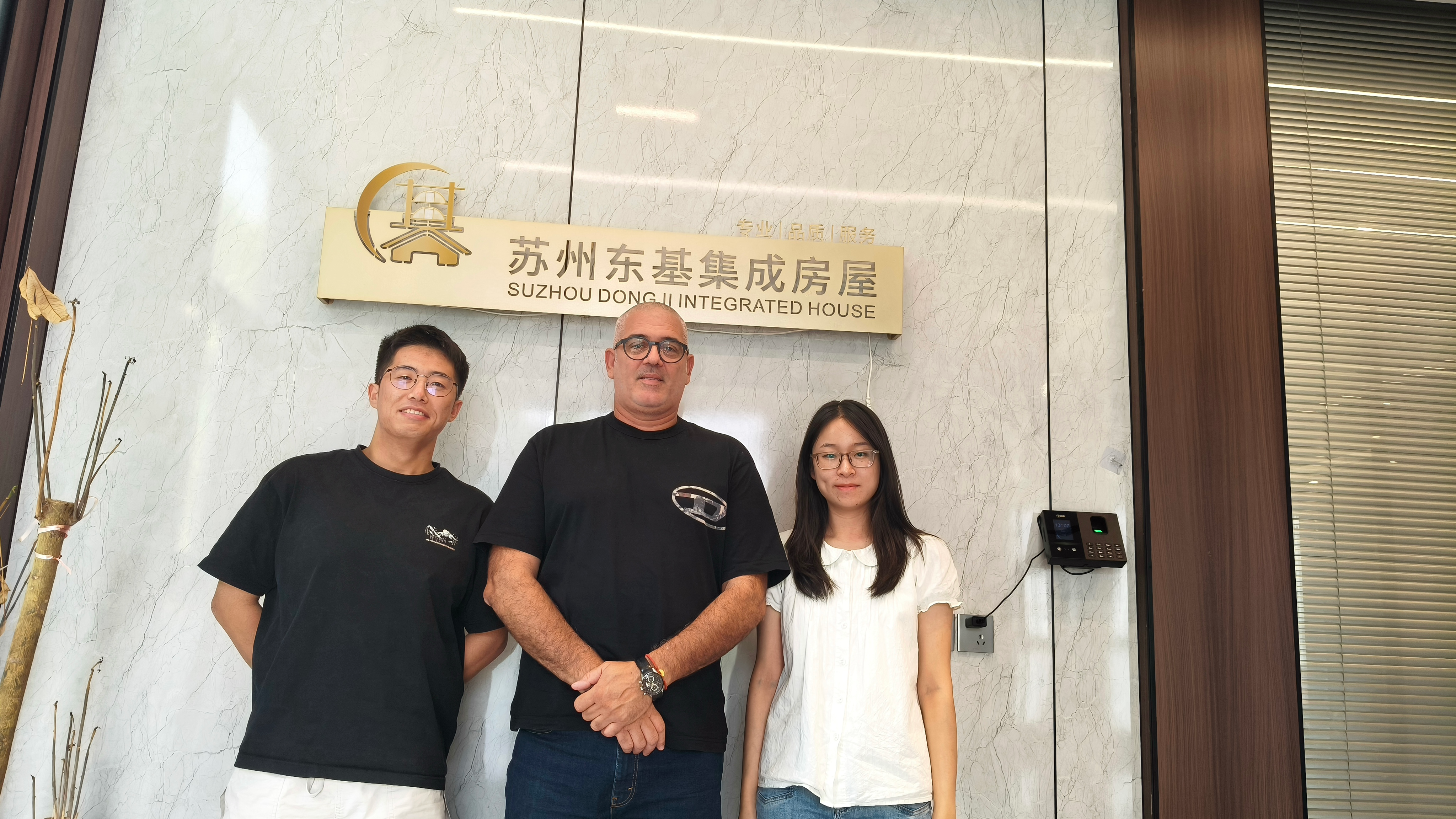 Uruguayan Customer Visits Dongji House After Confirming Expandable House Order