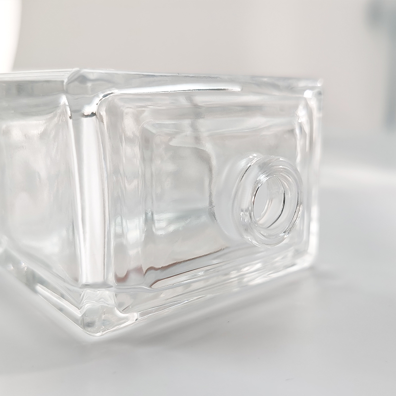 Factory wholesale luxury square 80ml woman perfume bottle with golden cap HY-S010 