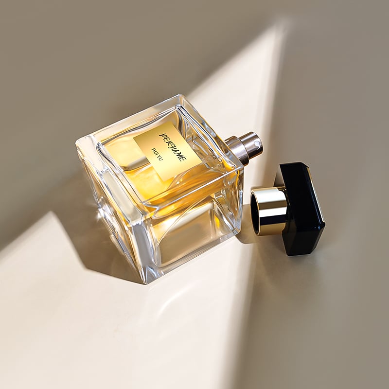 Eco-friendly Ufdréckesch Quadrat Duerchliicht Leeg 100ml Glasparfümflach mat Schwarz-Goud Deckel