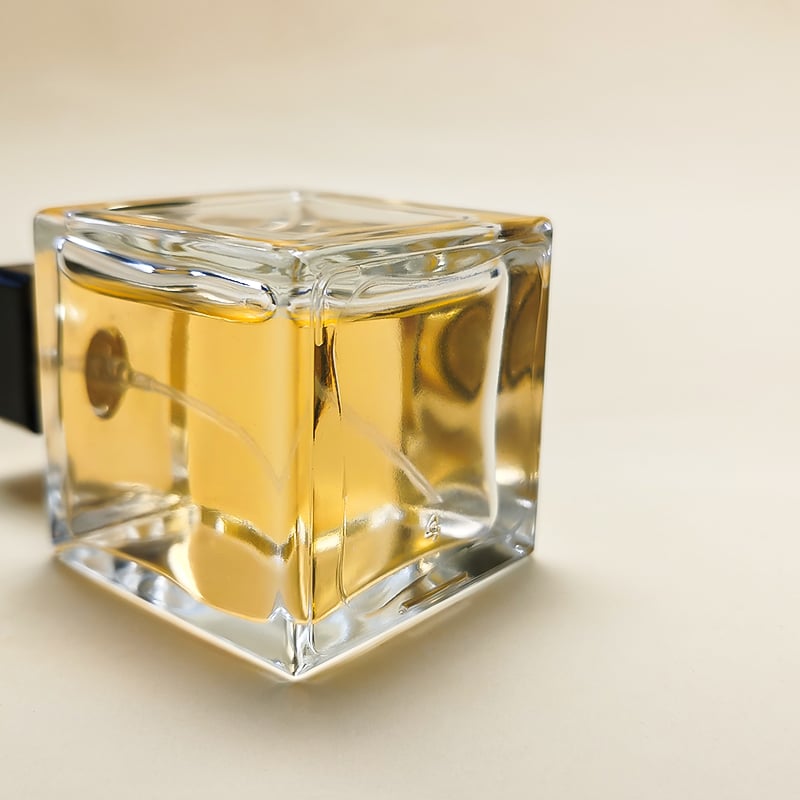 Eco-friendly Ufdréckesch Quadrat Duerchliicht Leeg 100ml Glasparfümflach mat Schwarz-Goud Deckel