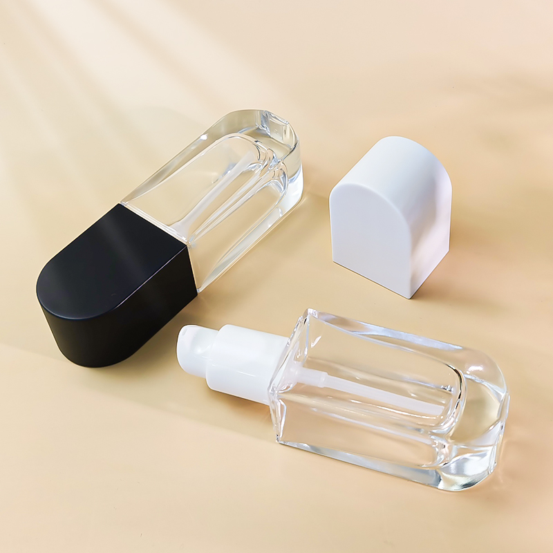 บรรจุภัณฑ์เมคอัพโลโก้และสีตามสั่ง 30ml ขวดแก้วแบนเปล่าสำหรับรองพื้นของเหลวพร้อมปั๊ม