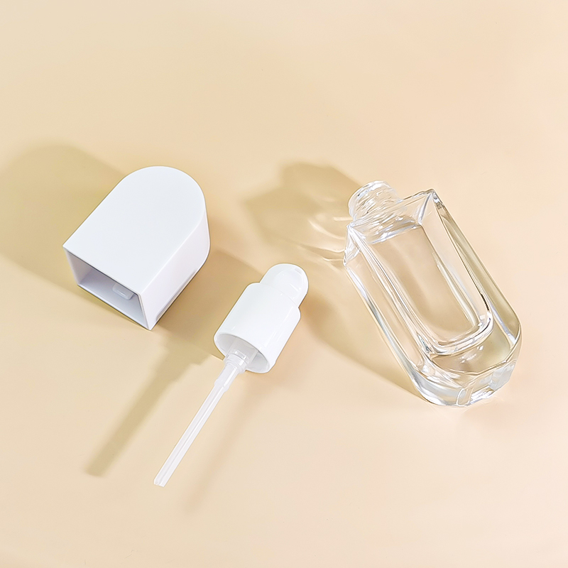 บรรจุภัณฑ์เมคอัพโลโก้และสีตามสั่ง 30ml ขวดแก้วแบนเปล่าสำหรับรองพื้นของเหลวพร้อมปั๊ม