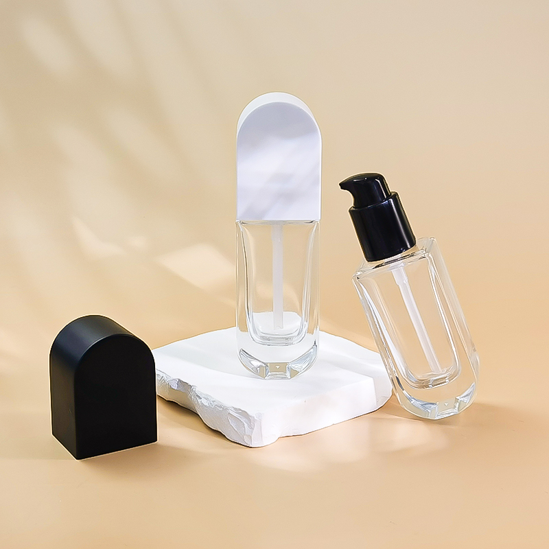 บรรจุภัณฑ์เมคอัพโลโก้และสีตามสั่ง 30ml ขวดแก้วแบนเปล่าสำหรับรองพื้นของเหลวพร้อมปั๊ม