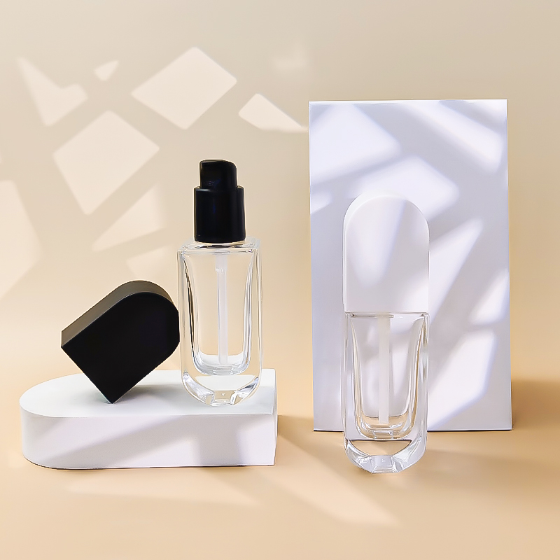 บรรจุภัณฑ์เมคอัพโลโก้และสีตามสั่ง 30ml ขวดแก้วแบนเปล่าสำหรับรองพื้นของเหลวพร้อมปั๊ม