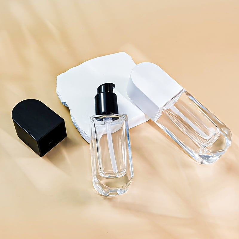 บรรจุภัณฑ์เมคอัพโลโก้และสีตามสั่ง 30ml ขวดแก้วแบนเปล่าสำหรับรองพื้นของเหลวพร้อมปั๊ม