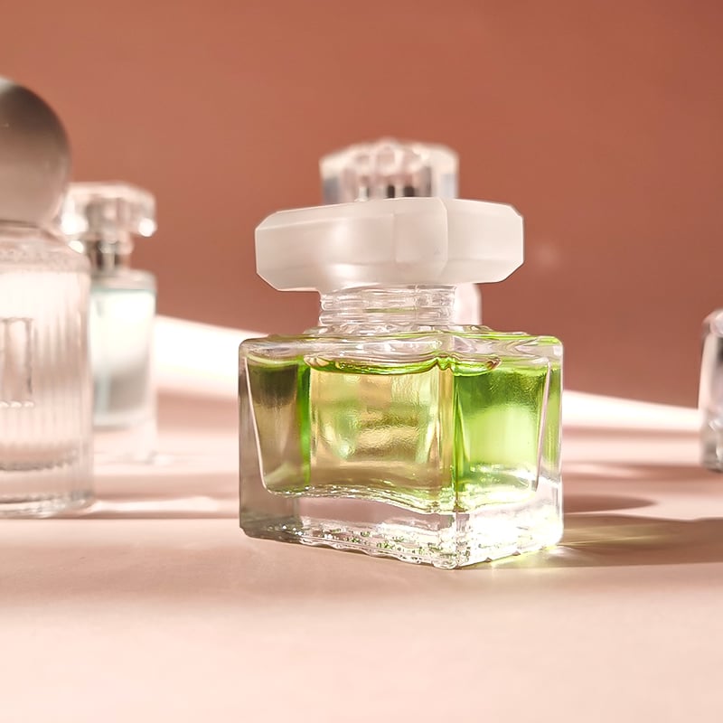 Wholesale clear Empty Perfume Bottle Custom logo Small 20ml 30ml Spray Pump Glass square Perfume Bottles