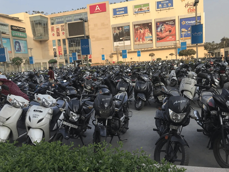 NÁKUPNÍ CENTRUM V GUJRATU, INDIE