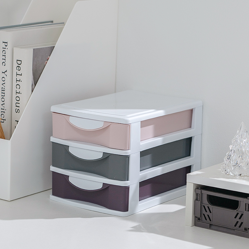 Protect your belongings with lids on collapsible storage boxes