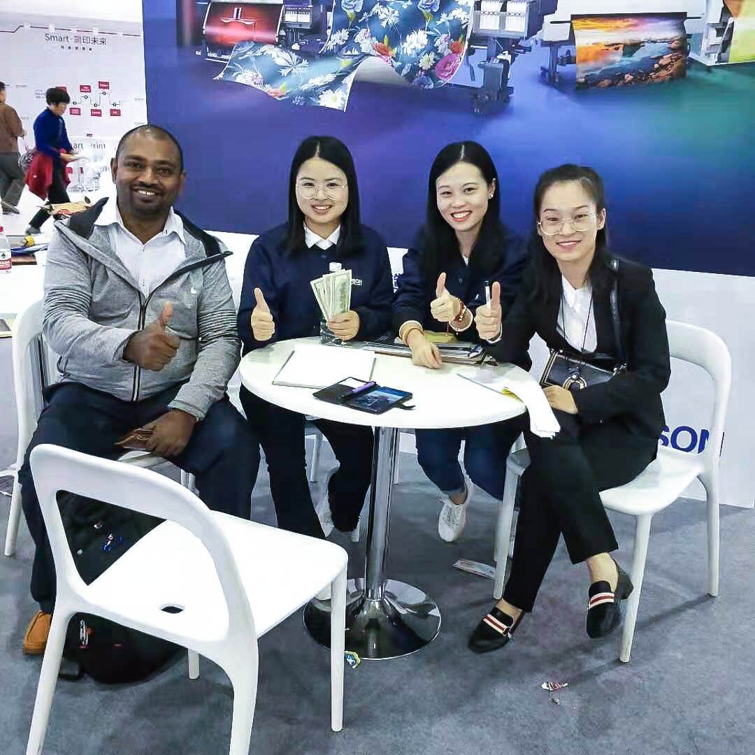 ကုန်စည်ပြပွဲတွင် လက်မှတ်ရေးထိုးခြင်း။