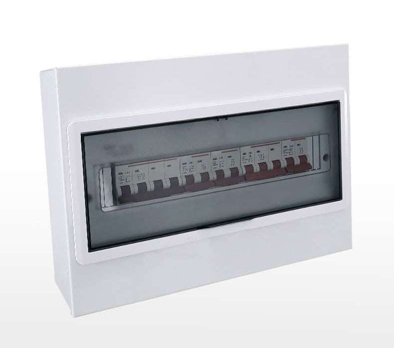 Distribution box assembled with circuit breakers