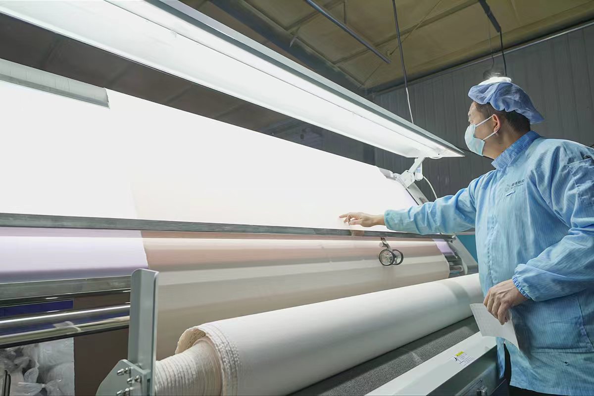 Skilled workers are using machines to inspect fabric..jpg