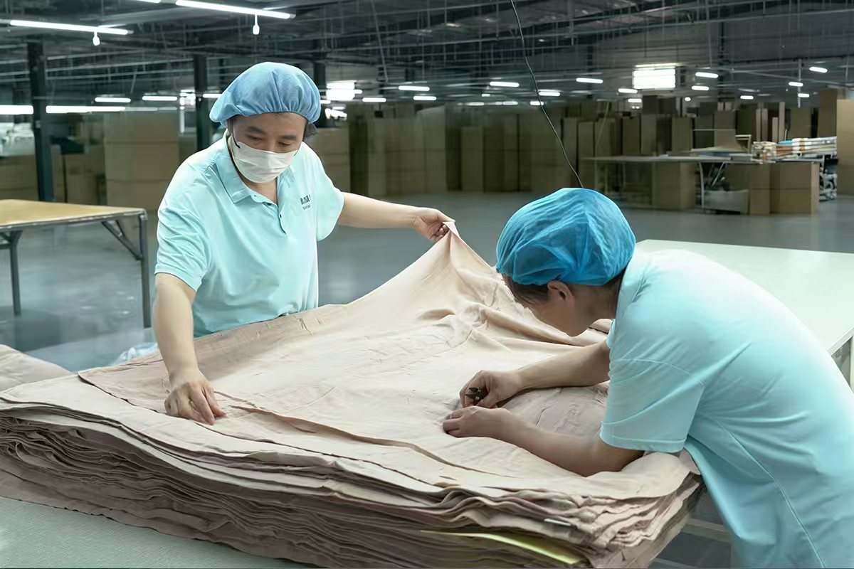 Two skilled workers are inspecting the gauze blankets..jpg
