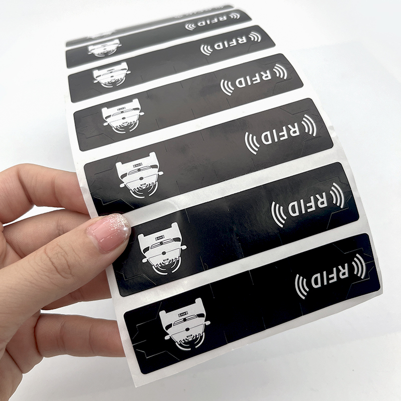 ملصقات علامات الزجاج الأمامي RFID عالية الجودة مخصصة للطباعة UHF للزجاج الأمامي للسيارة علامة UHF السلبية