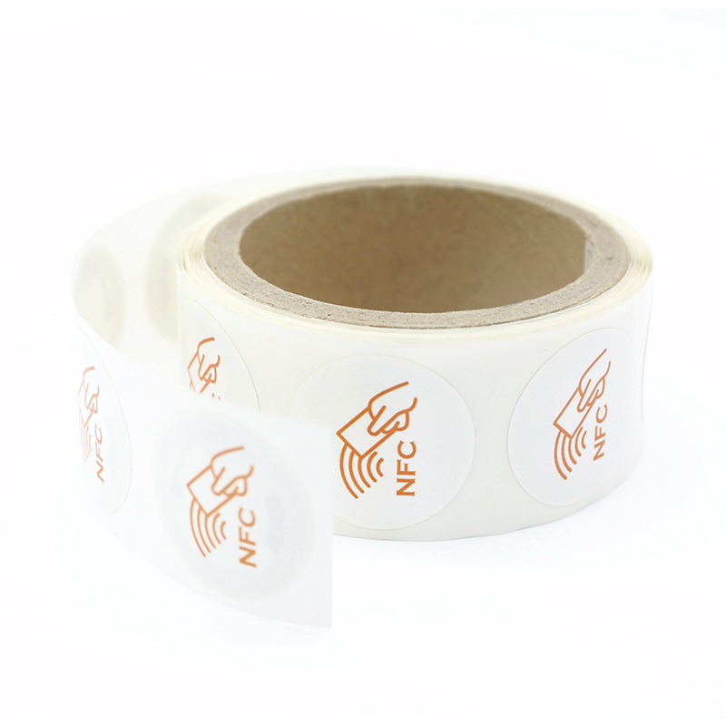 حسب الطلب 13.56 ميجاهرتز صغير جداً RFID NTAG 215 NTAG 213 بطاقات PVC قابلة للطباعة فارغة بطاقات عمل NFC شعار مطبوع على بطاقة PVC NFC
