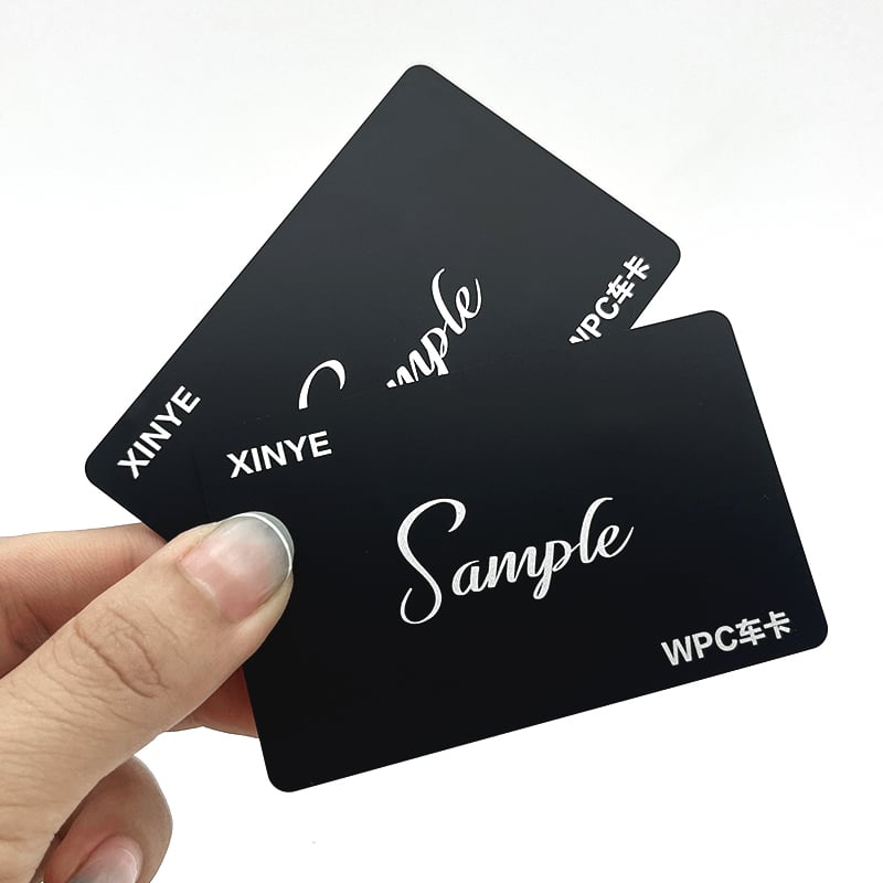 بطاقات RFID مخصصة من المصنع، مصنوعة من مادة PET ومطبوعة عليها، ومزودة بتقنية MIFARE DUOX بسعة 4 كيلوبايت وتقنية تشفير AES-128، وتُستخدم في محطات شحن المركبات الكهربائية (EV)