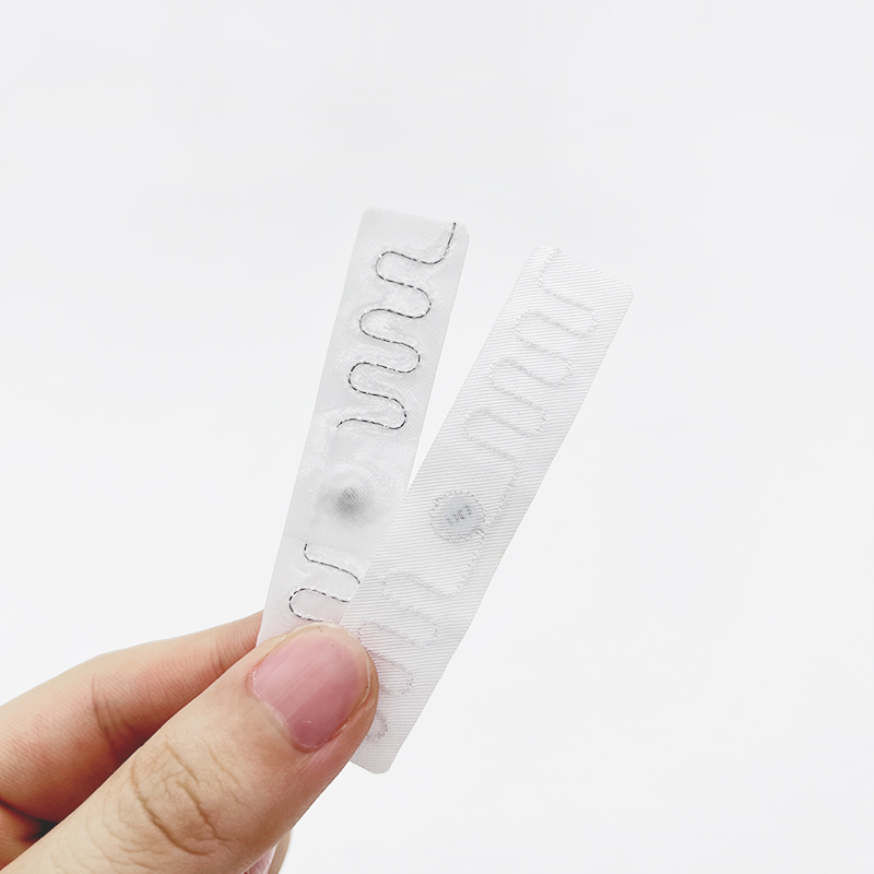 Thẻ RFID ép nhiệt/may Monza R6-P Thẻ RFID ép nhiệt có thể dùng cho giặt là