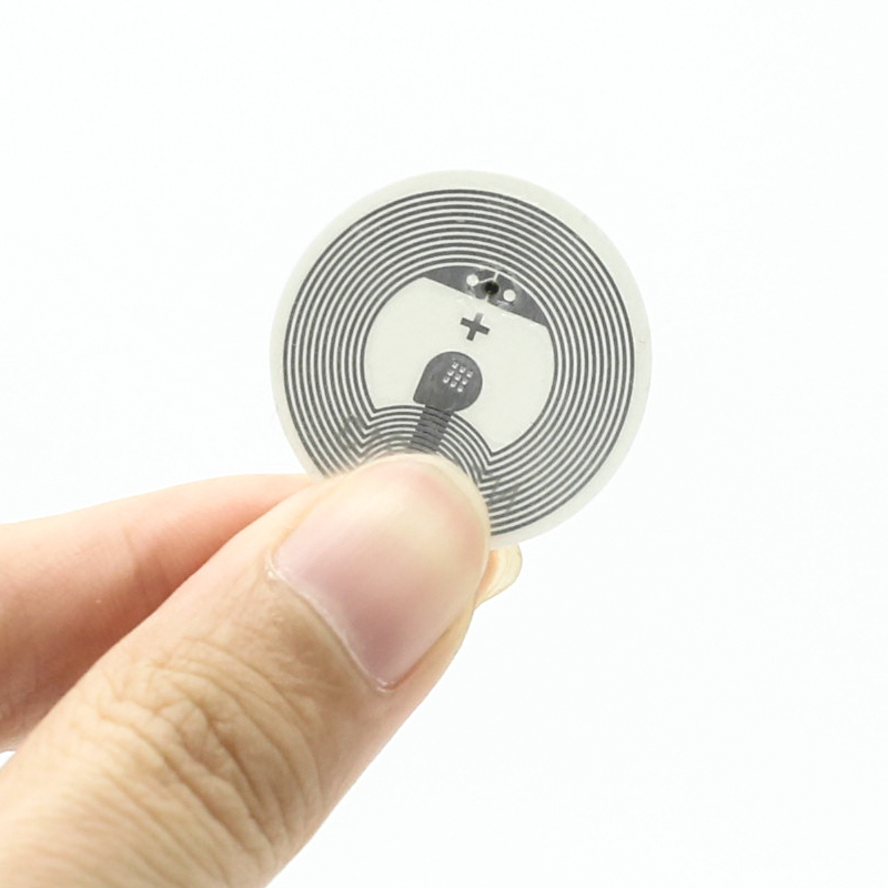 لفة لاصقة لبطاقة rfid مستديرة من رقاقة NTAG213 لإدارة الأصول
