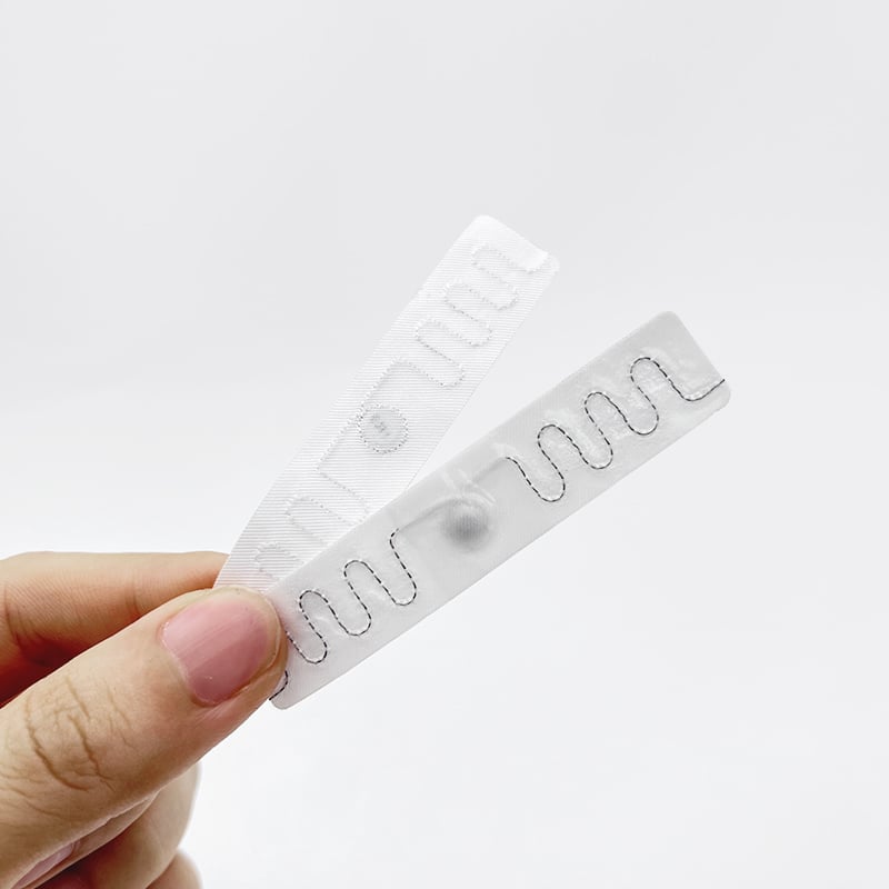 Thẻ RFID ép nhiệt/may Monza R6-P Thẻ RFID ép nhiệt có thể dùng cho giặt là