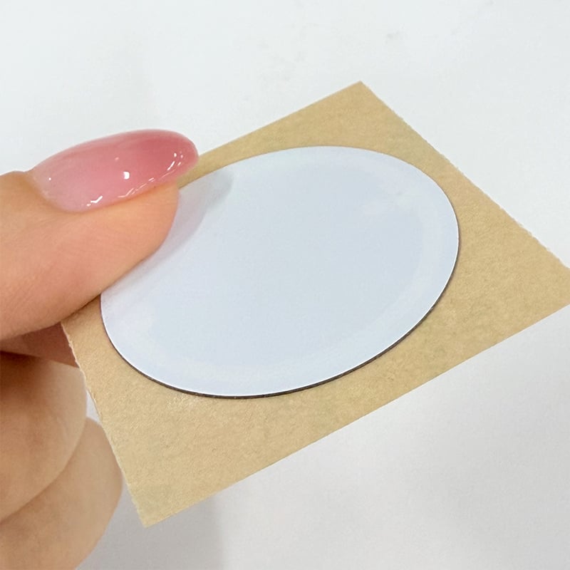 مصنع ملصقات RFID المقاومة للمعادن: بطاقات RFID من شركة NXP بنموذج ICODE SLI/SLIX بسعة 1 كيلوبايت أو 2 كيلوبايت، مدى طويل يصل إلى 1.5 متر عند تركيبها على الأسطح المعدنية، تُستخدم في إدارة المخزون