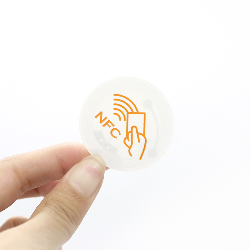 حسب الطلب 13.56 ميجاهرتز صغير جداً RFID NTAG 215 NTAG 213 بطاقات PVC قابلة للطباعة فارغة بطاقات عمل NFC شعار مطبوع على بطاقة PVC NFC