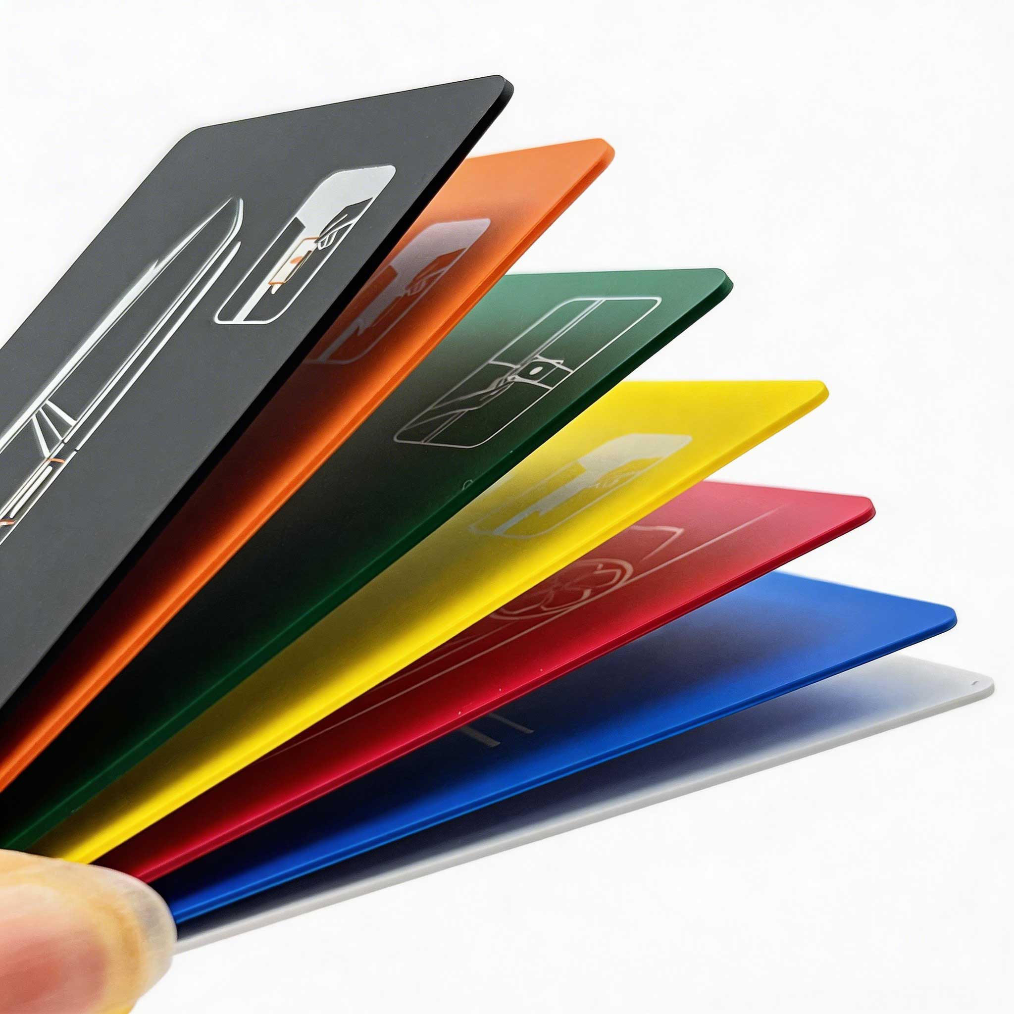 Kokovärinen valkoinen, musta, punainen, vihreä ja sininen PVC-materiaali, RFID/NFC-kortit, mukautettavissa