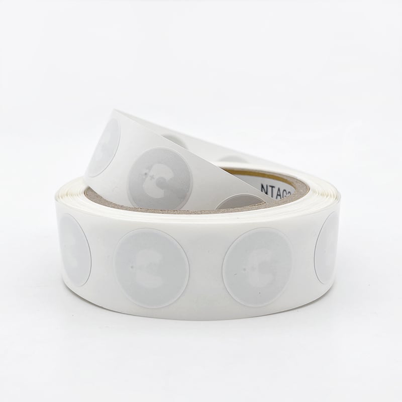 ملصقات RFID بيضاء NTAG215 NFC قياس 25mm، ملصق RFID قابل للبرمجة متوافق مع الهواتف الذكية الداعمة لتقنية NFC