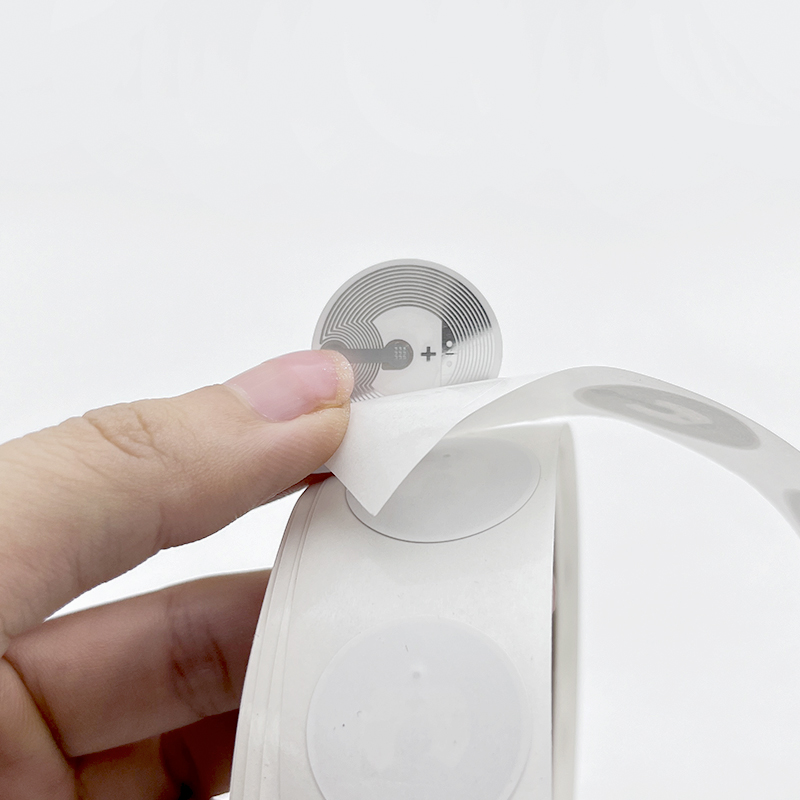 ملصقات RFID بيضاء NTAG215 NFC قياس 25mm، ملصق RFID قابل للبرمجة متوافق مع الهواتف الذكية الداعمة لتقنية NFC