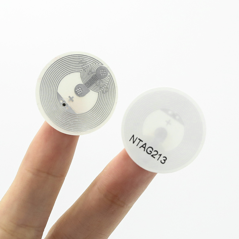 لفة لاصقة لبطاقة rfid مستديرة من رقاقة NTAG213 لإدارة الأصول