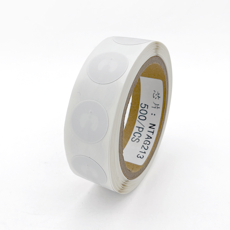 ملصقات RFID بيضاء NTAG215 NFC قياس 25mm، ملصق RFID قابل للبرمجة متوافق مع الهواتف الذكية الداعمة لتقنية NFC