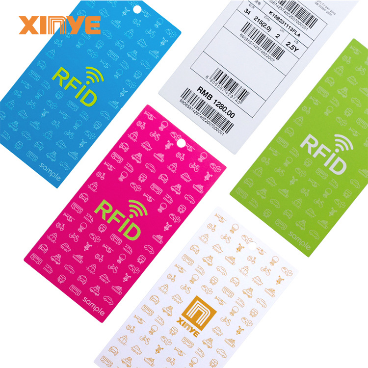 علامة ملابس RFID UHF ARC RFID علامة ملابس ذكية علامة ملابس رمز الاستجابة السريعة ثقب دائري مخصص
