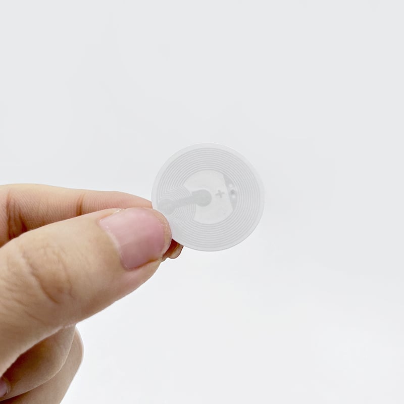 ملصقات RFID بيضاء NTAG215 NFC قياس 25mm، ملصق RFID قابل للبرمجة متوافق مع الهواتف الذكية الداعمة لتقنية NFC
