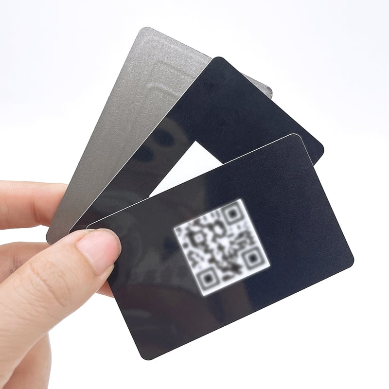 بطاقة أعمال NFC PVC لامعة سوداء قابلة للطباعة مخصصة لوسائل التواصل الاجتماعي بتردد 13.56mhz مع تقنية RFID الرقمية الذكية