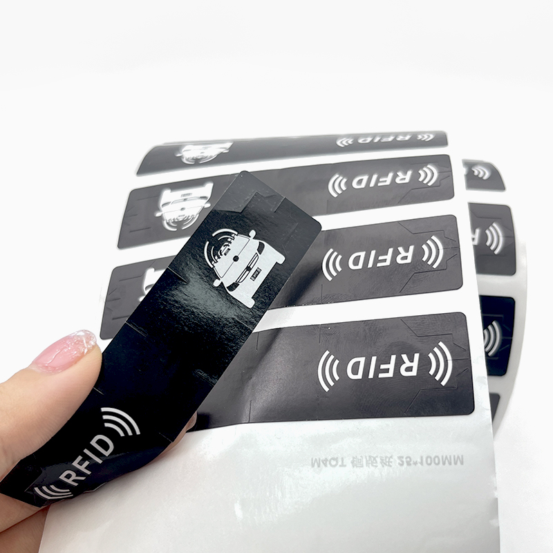 ملصقات علامات الزجاج الأمامي RFID عالية الجودة مخصصة للطباعة UHF للزجاج الأمامي للسيارة علامة UHF السلبية