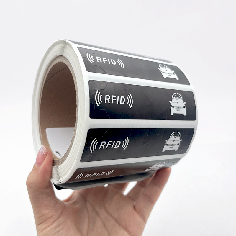 ملصقات علامات الزجاج الأمامي RFID عالية الجودة مخصصة للطباعة UHF للزجاج الأمامي للسيارة علامة UHF السلبية