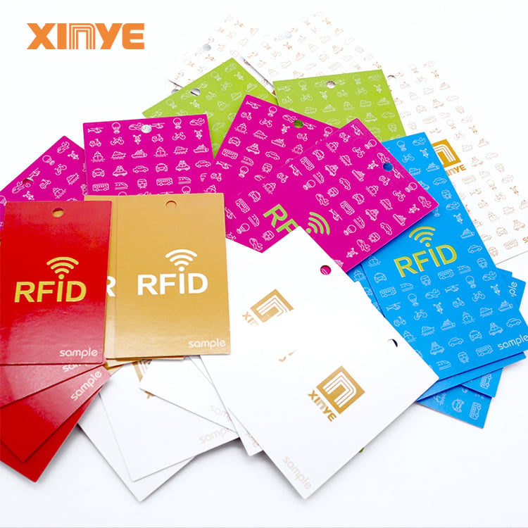 کپڑوں کے لیے NFC لیبل QR کوڈ پرنٹنگ RFID ٹیگ ملبوسات UHF RFID کپڑوں کی انوینٹری کے لیے کپڑے کا ہینگ ٹیگ