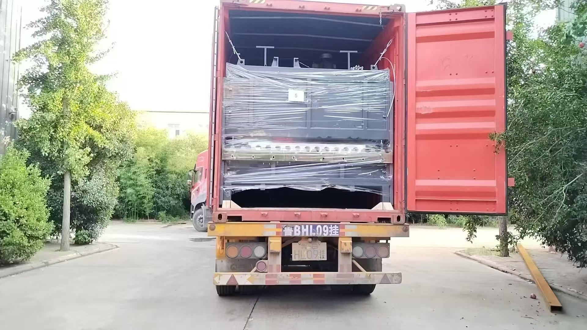 Recent shipments to the UAE: Glass Tempering Furnace！