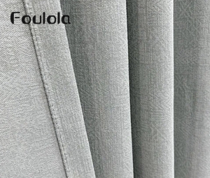 Foulola: Cortina y tejido opacos XXLL 9015# con textura de lino — cara lisa con textura mate de lino, reverso distinto, tejido triple, opacidad física del 90–95 %, 428 g/m², aislamiento acústico y térmico, anchos de 280 cm y 335 cm, 6 colores disponibles en stock.