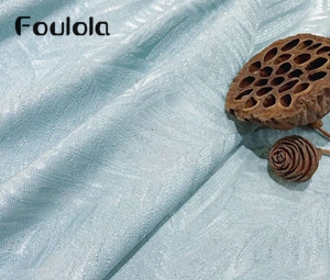Foulola: 8013# – Tela decorativa jacquard perlada en tono acuático helado – base mate con relieve en forma de costilla y patrón flotante satinado, 257 g/m², ancho de 280 cm – ideal para salas de estar modernas, hoteles boutique y espacios wellness.